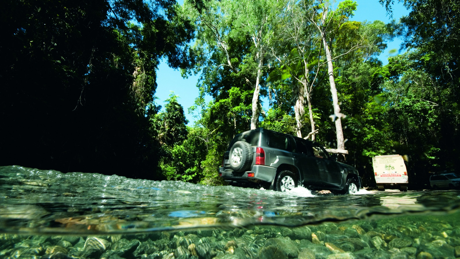 Jeep som kör i flod