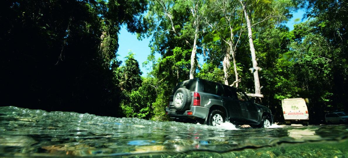 Jeep som kör i flod 